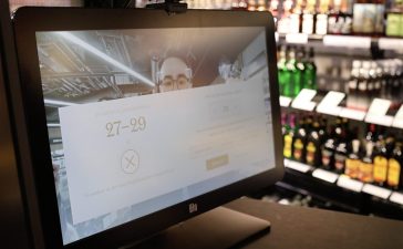 A person being scanned for Sightic's age verification at Vinmonopolet's Oslo City store